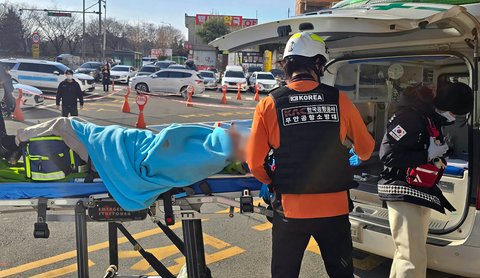 Tim SAR mengevakuasi  penumpang  pesawat Jeju Air  yang terluka  dari ambulans ke fasilitas medis di  Bandara Internasional Muan di  Jeolla Selatan, Korea Selatan, Minggu (29/12/2024).