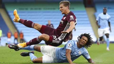 Penyerang Manchester City asal Norwegia Erling Haaland bertepuk tangan kepada para penggemar yang mengikutinya selama pertandingan sepak bola Liga Primer Inggris antara Liverpool dan Manch