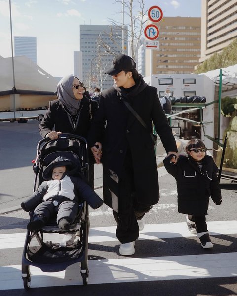 Liburan ke Luar Negeri, Gaya Ameena Anak Atta Halilintar Dan Aurel Hermansyah yang Stylish - Minta Divideoin Pengin Jadi Model