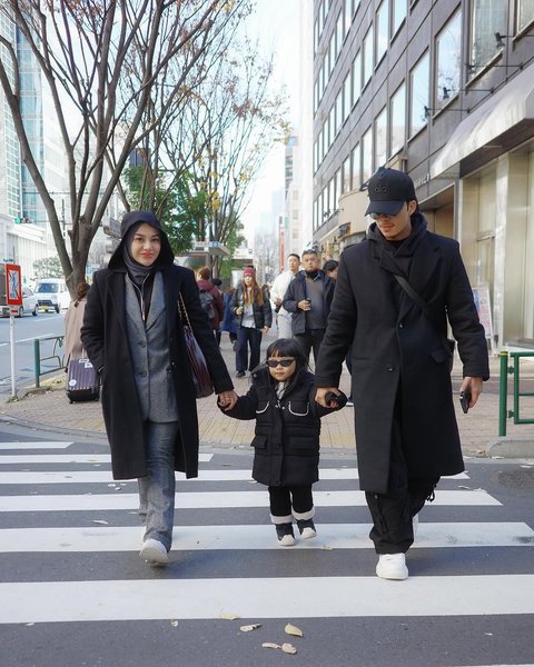 Liburan ke Luar Negeri, Gaya Ameena Anak Atta Halilintar Dan Aurel Hermansyah yang Stylish - Minta Divideoin Pengin Jadi Model