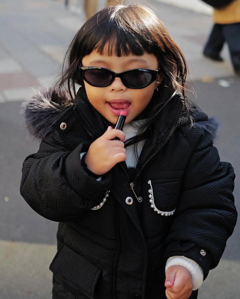 Liburan ke Luar Negeri, Gaya Ameena Anak Atta Halilintar Dan Aurel Hermansyah yang Stylish - Minta Divideoin Pengin Jadi Model