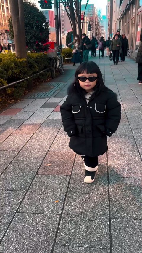 Liburan ke Luar Negeri, Gaya Ameena Anak Atta Halilintar Dan Aurel Hermansyah yang Stylish - Minta Divideoin Pengin Jadi Model