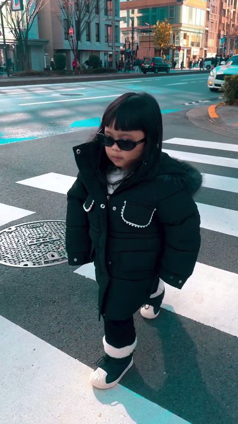 Liburan ke Luar Negeri, Gaya Ameena Anak Atta Halilintar Dan Aurel Hermansyah yang Stylish - Minta Divideoin Pengin Jadi Model