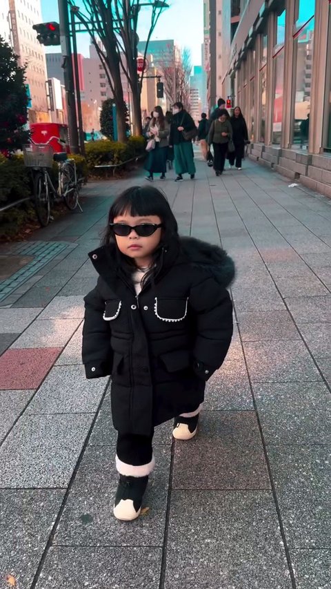 Liburan ke Luar Negeri, Gaya Ameena Anak Atta Halilintar Dan Aurel Hermansyah yang Stylish - Minta Divideoin Pengin Jadi Model