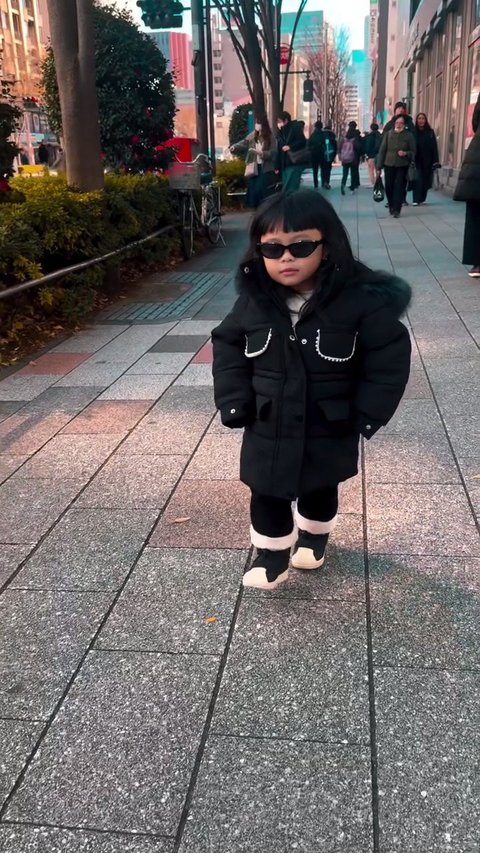 Liburan ke Luar Negeri, Gaya Ameena Anak Atta Halilintar Dan Aurel Hermansyah yang Stylish - Minta Divideoin Pengin Jadi Model