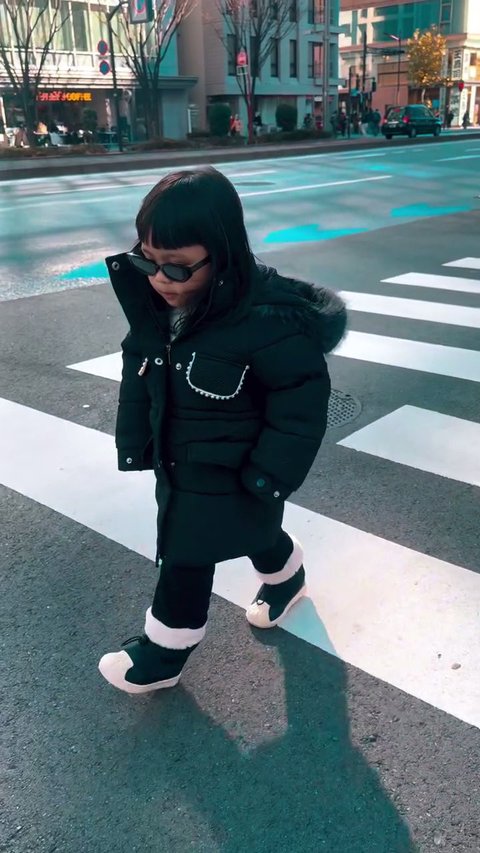 Liburan ke Luar Negeri, Gaya Ameena Anak Atta Halilintar Dan Aurel Hermansyah yang Stylish - Minta Divideoin Pengin Jadi Model