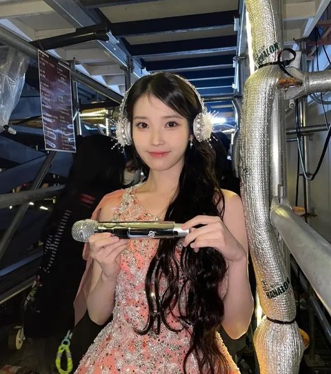 IU. (Instagram/ dlwlrma)