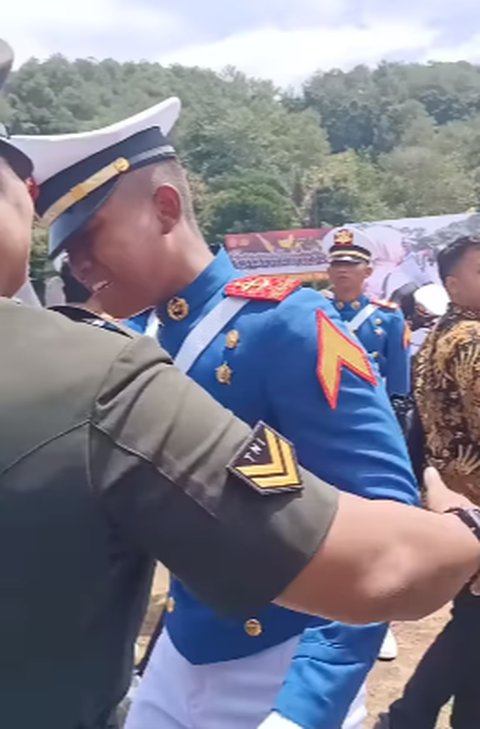 Momen Ayah Bintara TNI Terharu Anaknya Berhasil jadi Taruna AL