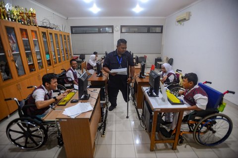 FOTO: Hari Disabilitas Internasional, Semangat Guru Difabel Mengajar di Tengah Keterbatasan