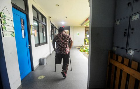 FOTO: Hari Disabilitas Internasional, Semangat Guru Difabel Mengajar di Tengah Keterbatasan