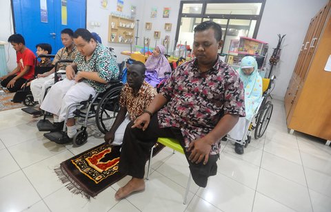 FOTO: Hari Disabilitas Internasional, Semangat Guru Difabel Mengajar di Tengah Keterbatasan