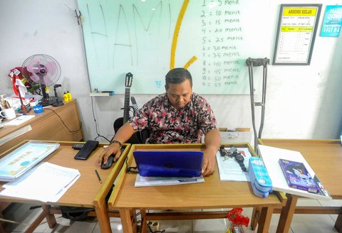 FOTO: Hari Disabilitas Internasional, Semangat Guru Difabel Mengajar di Tengah Keterbatasan