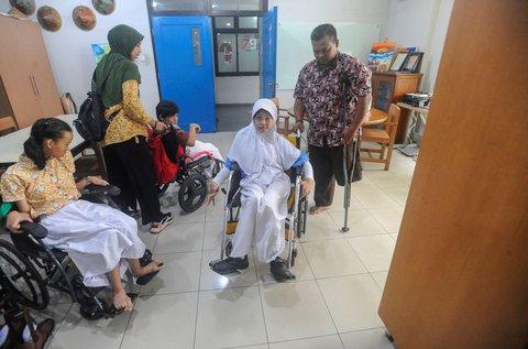 FOTO: Hari Disabilitas Internasional, Semangat Guru Difabel Mengajar di Tengah Keterbatasan