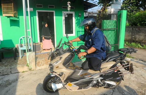 FOTO: Hari Disabilitas Internasional, Semangat Guru Difabel Mengajar di Tengah Keterbatasan