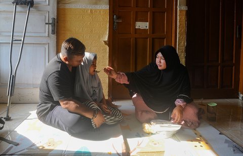 FOTO: Hari Disabilitas Internasional, Semangat Guru Difabel Mengajar di Tengah Keterbatasan