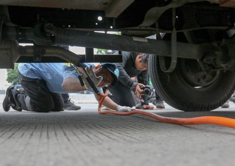 FOTO: Antusiasme Warga Ikut Uji Emisi Gratis