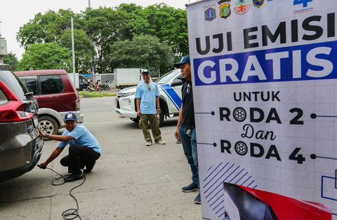 FOTO: Antusiasme Warga Ikut Uji Emisi Gratis