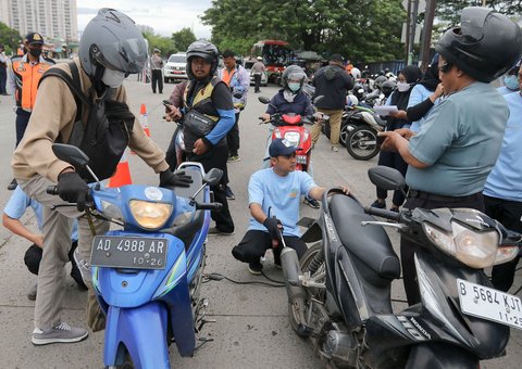 FOTO: Antusiasme Warga Ikut Uji Emisi Gratis