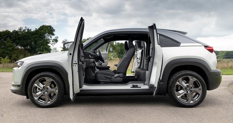 Mazda MX-30 adalah model kendaraan yang menarik.