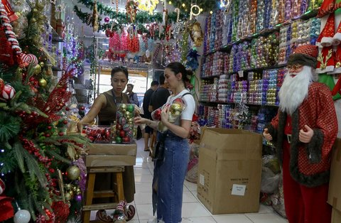 FOTO: Jelang Natal, Warga Membeli Pernak Pernik Hiasan Natal