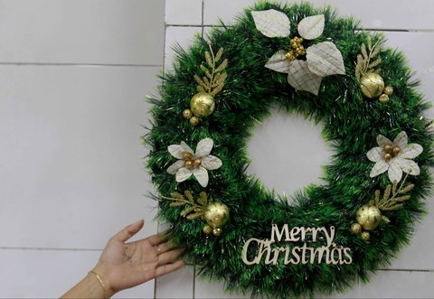 FOTO: Jelang Natal, Warga Membeli Pernak Pernik Hiasan Natal