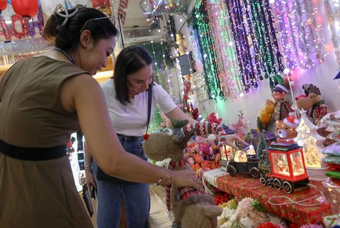 FOTO: Jelang Natal, Warga Membeli Pernak Pernik Hiasan Natal