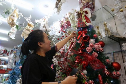 FOTO: Jelang Natal, Warga Membeli Pernak Pernik Hiasan Natal