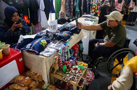 FOTO: Hari Disabilitas Internasional, Penyandang Difabel Pamerkan Kreasi dan Bakat di Taman Ismail Marzuki