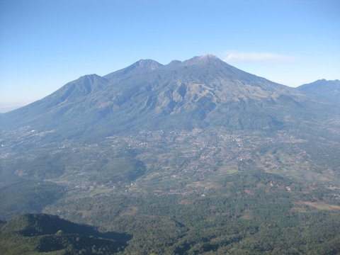 10 Destinasi Hiking Gunung di Sekitar Malang yang Wajib Anda Coba! Pemandangan Indah & Udara Segar Menanti