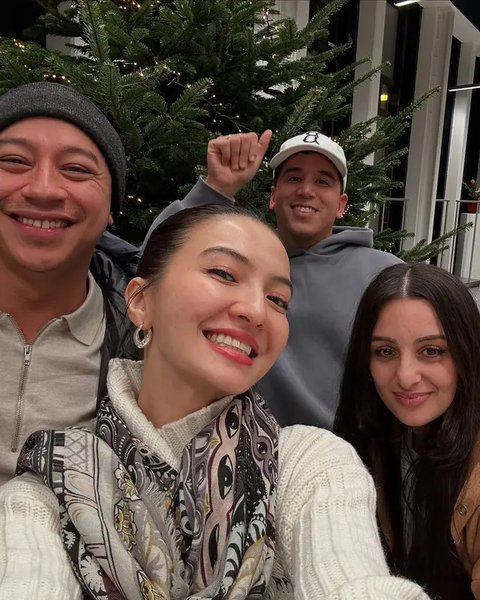 Melihat gaya busana Raline Shah liburan di Amsterdam (@ralineshah)