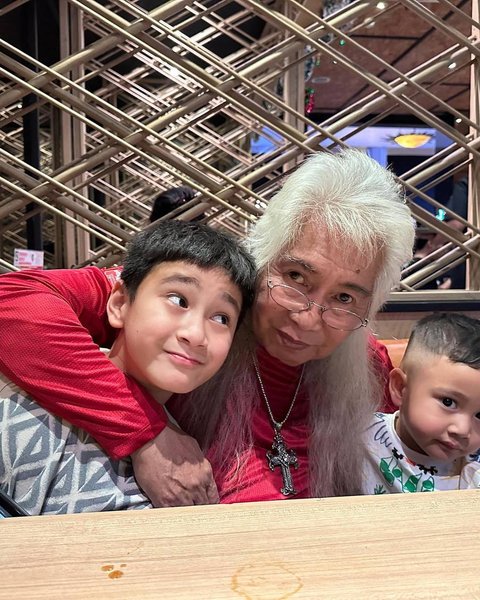 Gideon Tengker terlihat begitu bahagia. Sementara Rayyanza & Rafathar juga nggak malu-malu menunjukkan kasih sayangnya kepada sang kakek.