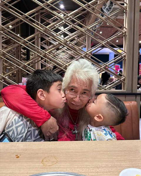Nggak cuma Raffi & Nagita, sejumlah netizen pun mengungkapkan rasa bahagianya melihat Gideon bisa memeluk erat dua cucunya.&nbsp;