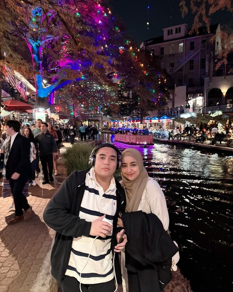 Cindy Fatikasari mengajak keluarganya untuk liburan ke Texas, Amerika Serikat. Mereka menikmati liburan akhir tahun di tempat Cindy dulu pernah tinggal di sana.