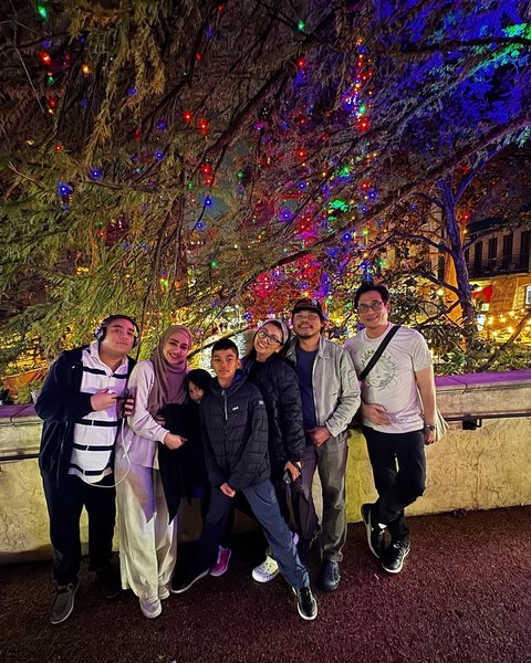 Cindy bahagia bisa jumpa dengan keluarganya di Amerika. Ini adalah pengobat rasa rindu pada keluarga di Indonesia yang sekarang terpisah jauh.