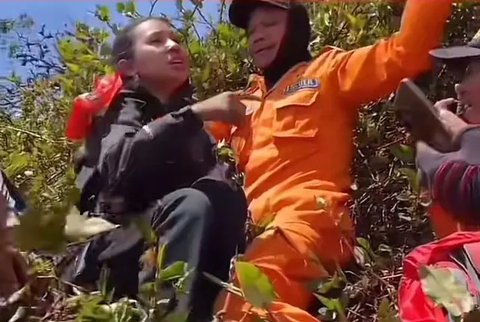 Viral Bus Rombongan Pendaki ke Gunung Sumbing Nyasar di Kuburan, Diduga karena Ikuti Google Maps.  foto: Twitter (X) @Jateng_Twit