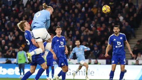 Gol pembuka keunggulan City dicetak oleh Savinho pada menit ke-21, sebelum Erling Haaland menggandakan keunggulan tim tamu lewat golnya pada menit ke-74. (AFP/Darren Staples)