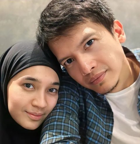 Dhini Aminarti tampil mengenakan kerudung coklat dipadukan gamis warna coklat muda. Dimas Seto mengenakan outer hijau drnhsn inner birunya. [@ryana_dea]