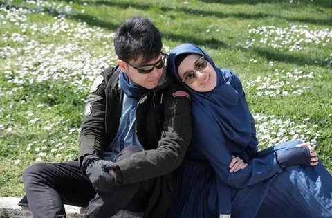 Dhini Aminarti tampil mengenakan kerudung coklat dipadukan gamis warna coklat muda. Dimas Seto mengenakan outer hijau drnhsn inner birunya. [@ryana_dea]