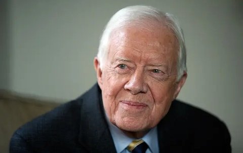 Jimmy Carter mantan presiden ke-39 AS (kiri) bersama Joe Biden dan istri. (AP)