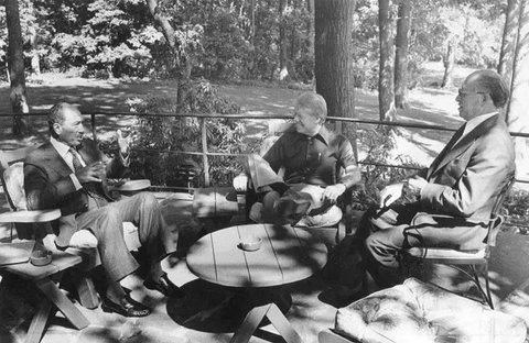 Jimmy Carter mantan presiden ke-39 AS (kiri) bersama Joe Biden dan istri. (AP)