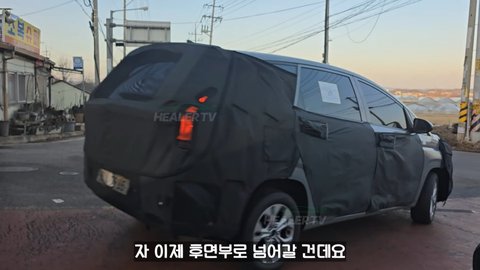 Gambar mata-mata dari Hyundai Stargazer yang telah mengalami facelift.