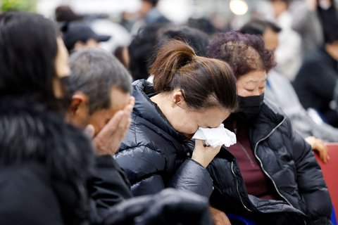 FOTO: Momen CEO Jeju Air Membungkuk Minta Maaf usai Kecelakaan Pesawat Paling Mematikan di Korsel