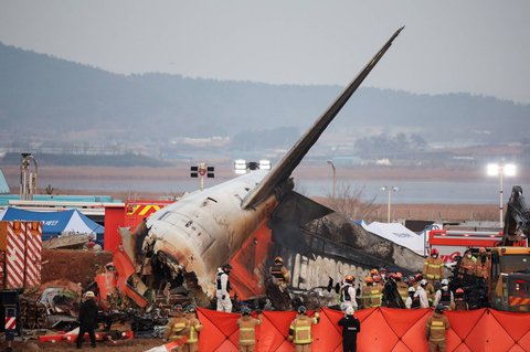 FOTO: Momen CEO Jeju Air Membungkuk Minta Maaf usai Kecelakaan Pesawat Paling Mematikan di Korsel