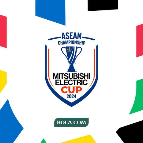 Penyerang Timnas Thailand berhadapan dengan bek Timnas Filipina, Kike Linares dalam laga semifinal leg pertama Piala AFF 2024 di Stadion Rizal Memorial, Manila, Jumat (27/12/2024). (Dok. Chan