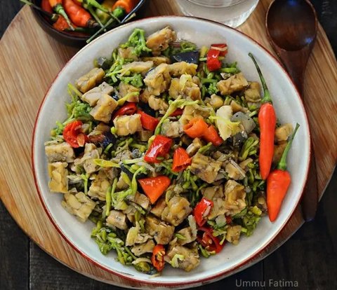 Bukan cuma lezat saat dimasak, bunga pepaya juga baik untuk tubuhmu. Apa saja khasiatnya? | via: oatmeal.perutgendut.com
