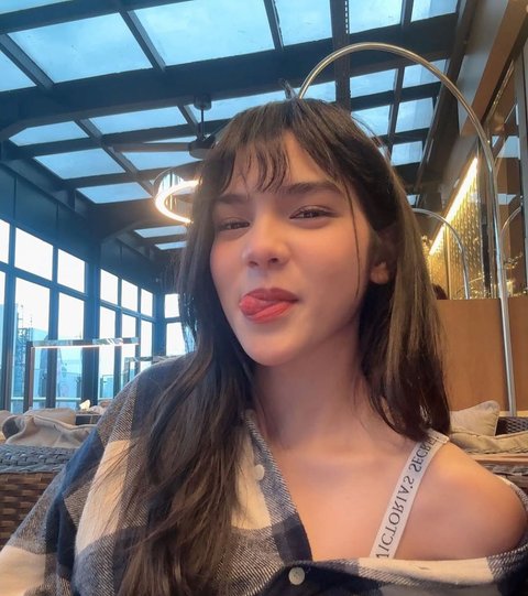 Davina Karamoy Tampil dengan Gaya Baru, Poni Cantiknya Banjir Pujian