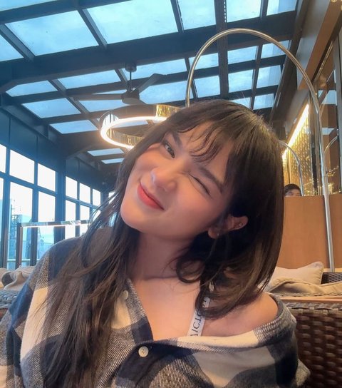 Davina Karamoy Tampil dengan Gaya Baru, Poni Cantiknya Banjir Pujian