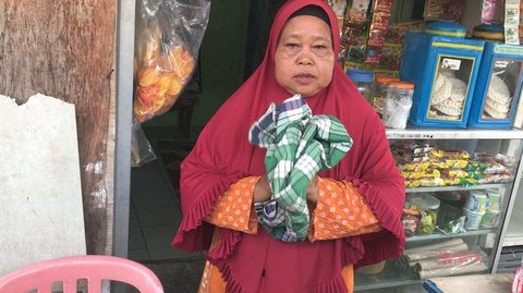 Untuk menyambung hidup, Sariyah kini bekerja sebagai kuli cuci. Meski pekerjaan tersebut berat, ia tetap menjalani dengan ikhlas demi membayar kebutuhan sehari-hari seperti listrik dan air.&nbsp;&nbsp;