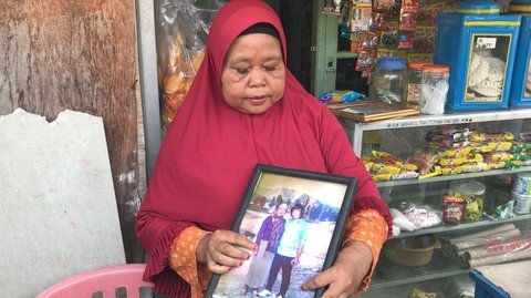 "Iya. Saya tahunya itu doang, si Dewi. Si Slamet (asisten pak Tarno) yang nunjukin bulan puasa itu. Pulang dari kampung, itu si Dewi sama Lisa," ungkap Sariyah.&nbsp;&nbsp;