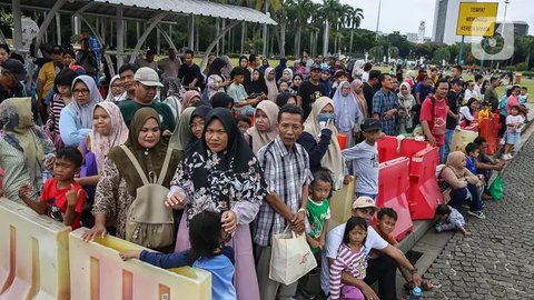 Massa aksi demo di sekitar Gedung Mahkamah Konstitusi (MK), Jakarta Pusat terkait sengketa Pilpres 2024 membubarkan diri, Rabu (27/3/2024). Jalan Medan Merdeka Barat dibuka sebagian. (Lipu